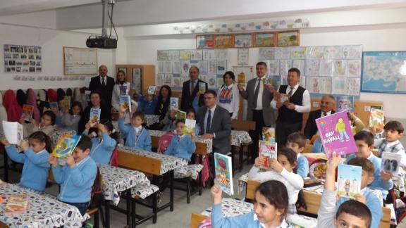 Atatürk İlkokulu Öğrencileri Kitaplarla Buluştu