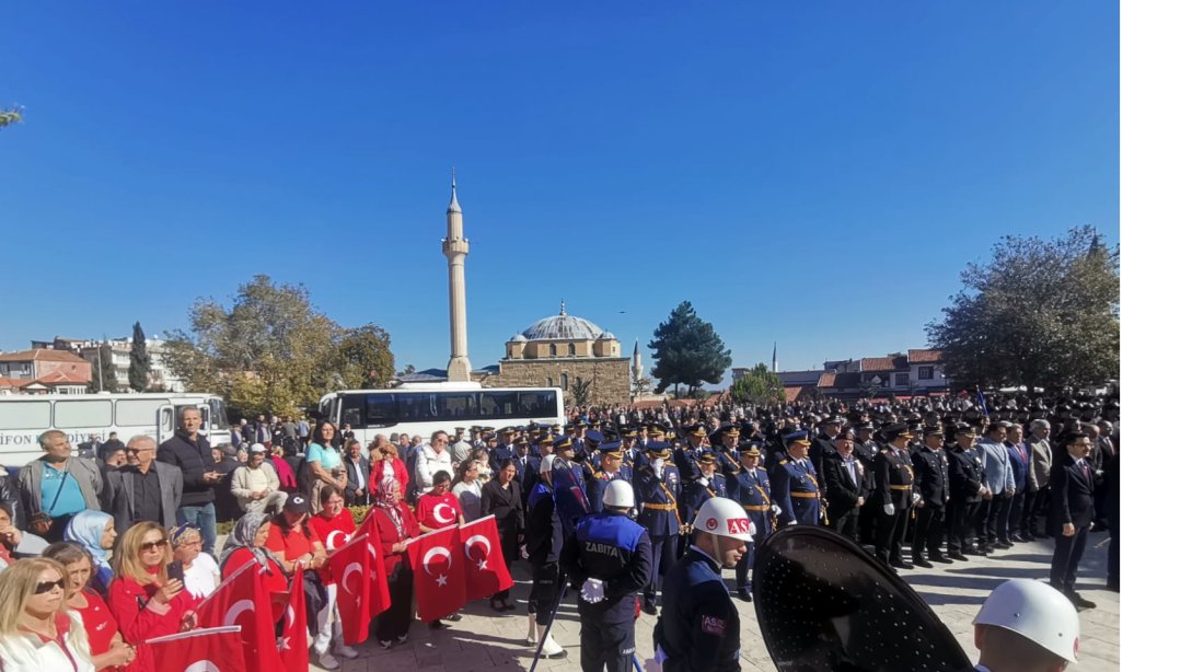 İLÇE MİLLİ EĞİTİM MÜDÜRÜMÜZ AHMET YOZGAT ÇELENK SUNMA TÖRENİNE KATILDI