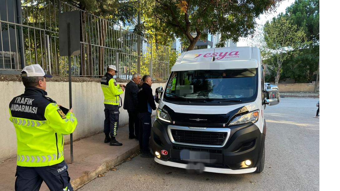 ÖĞRENCİ SERVİS TAŞIMACILIĞI HİZMETİ VEREN ARAÇLAR DENETLENDİ